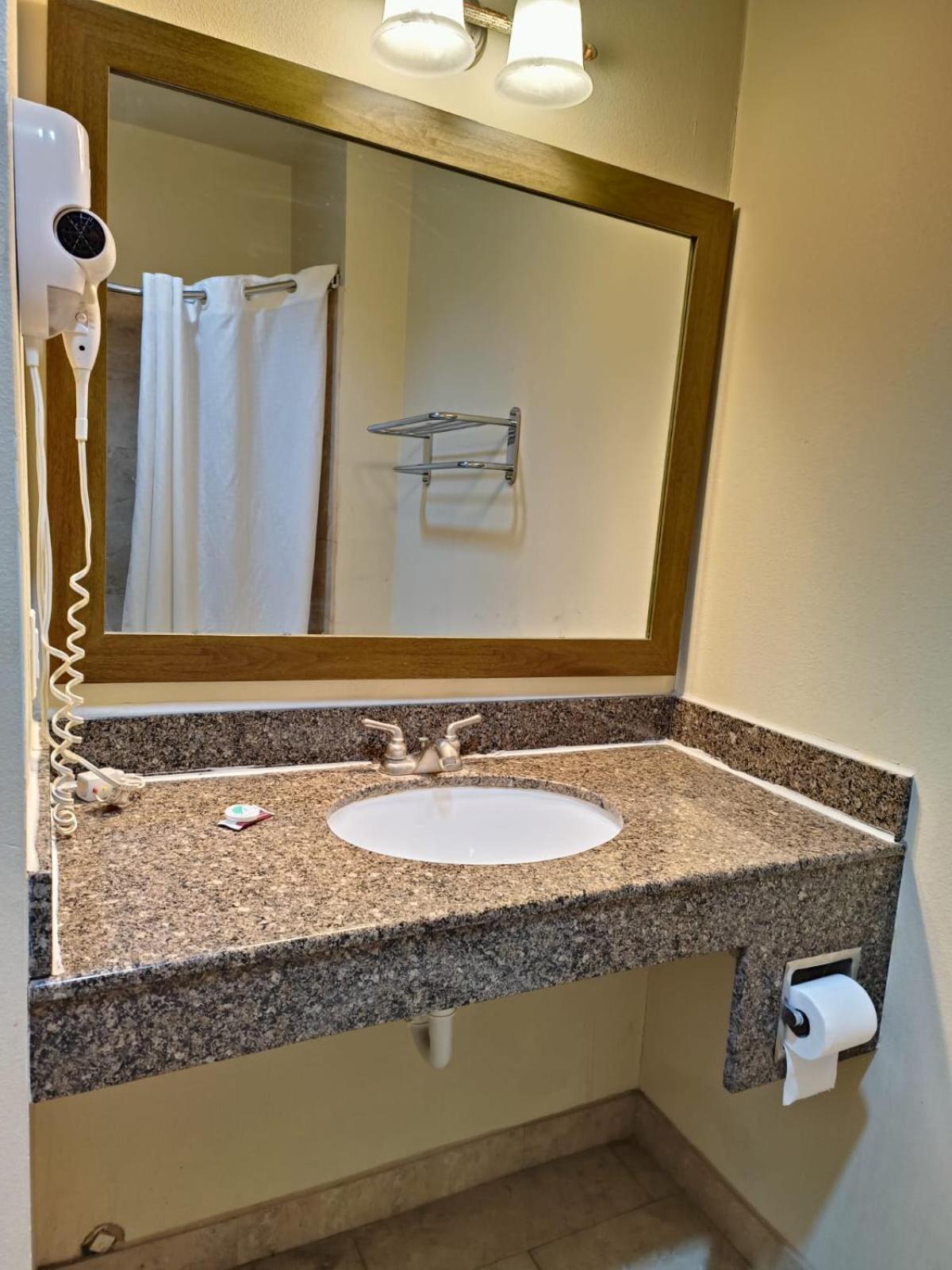 Westwood Inn By Oyo Gonzales Tx Extérieur photo