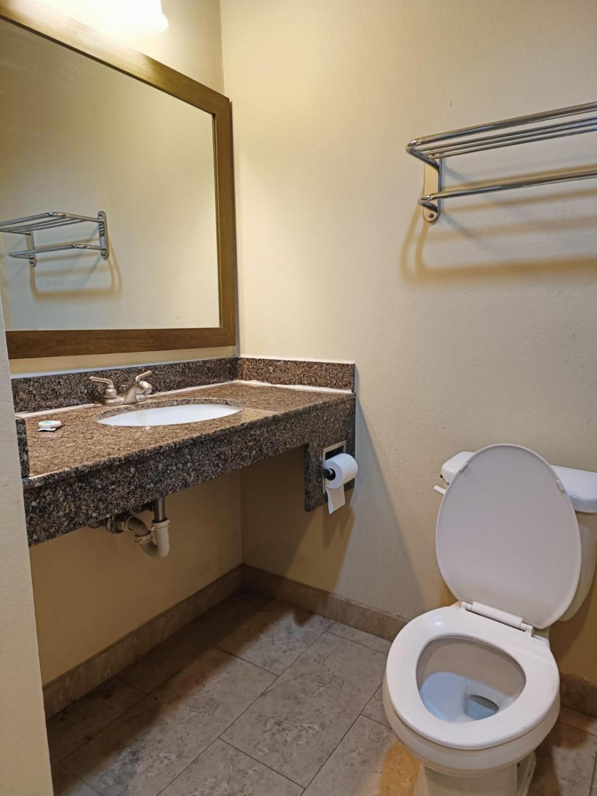 Westwood Inn By Oyo Gonzales Tx Extérieur photo