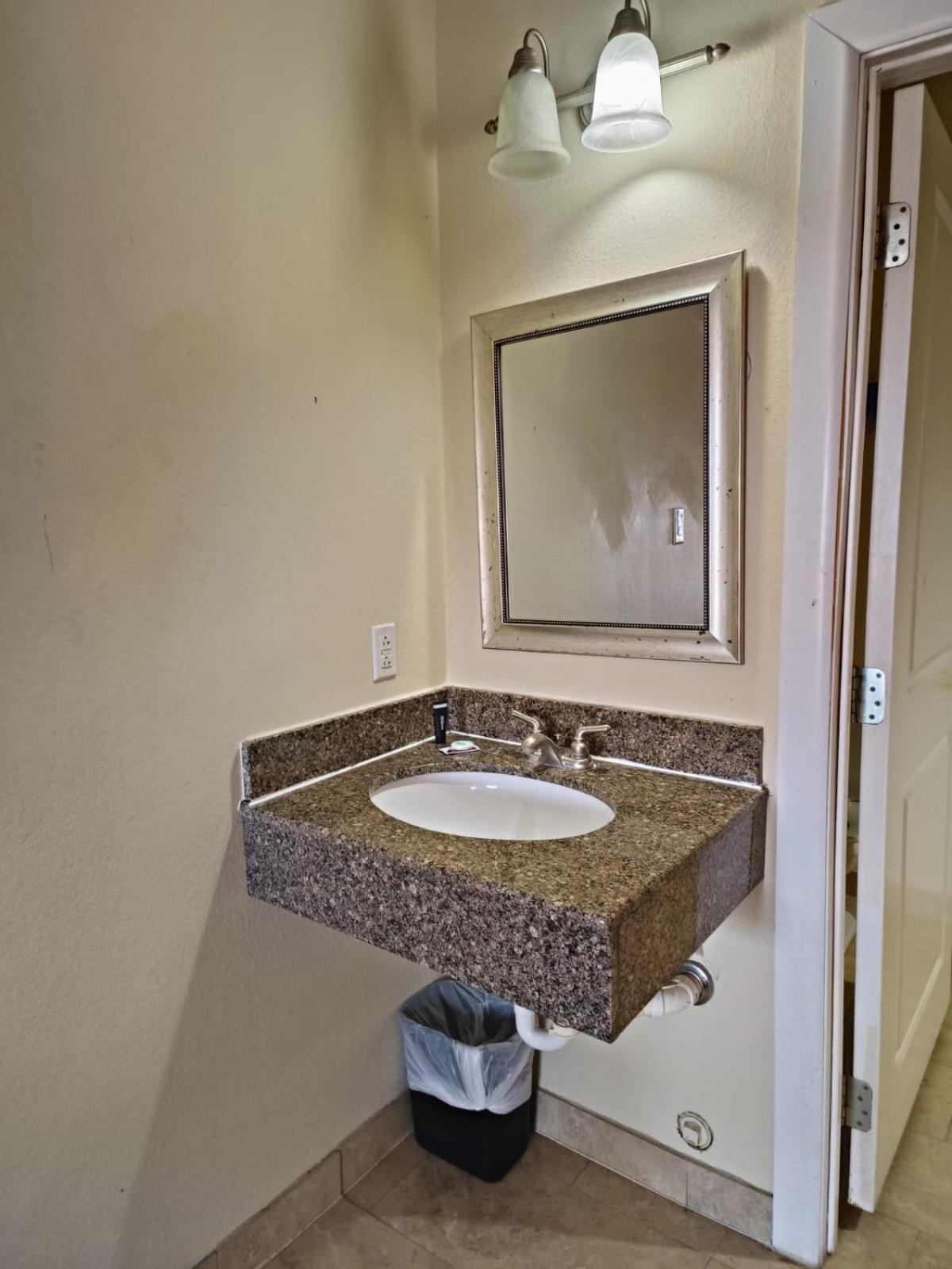 Westwood Inn By Oyo Gonzales Tx Extérieur photo