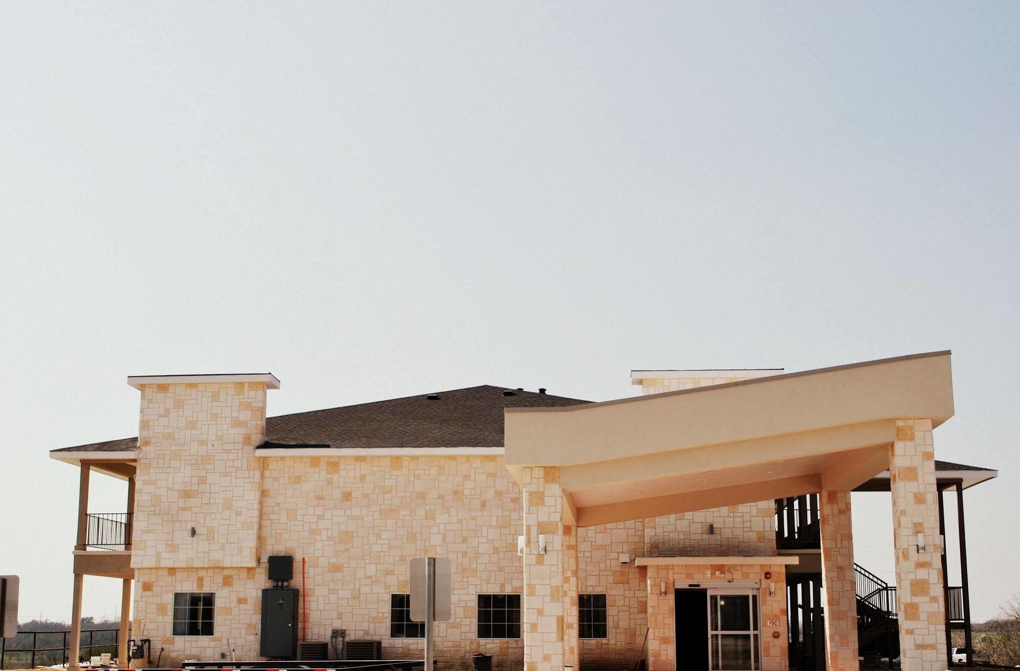 Westwood Inn By Oyo Gonzales Tx Extérieur photo